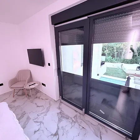 Luxury Ervin Bonaci